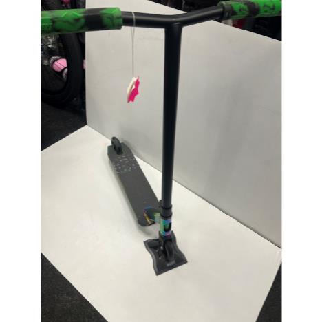 Invert Supreme 2.5-8-13 Stunt Scooter - Neo Green/Black  £80.00